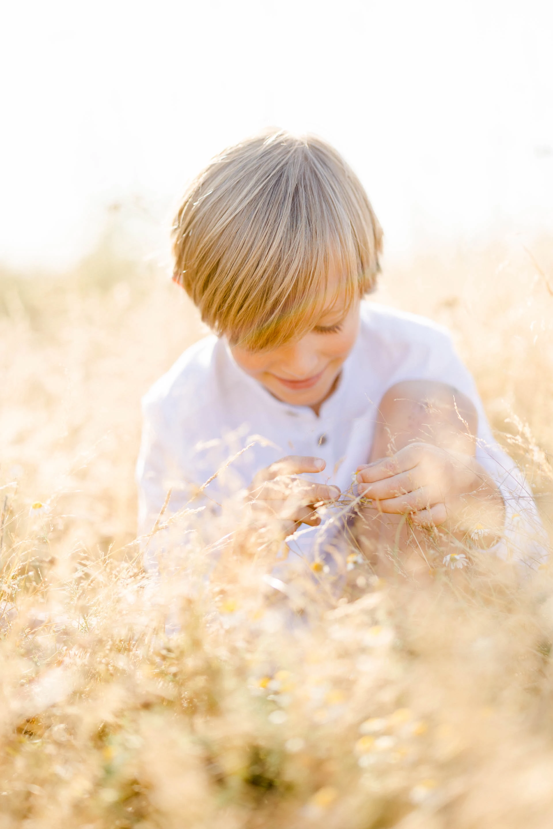 enfant bonheur marron gris nature